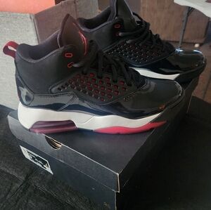 Jordan Maxin 200 Black Gym Red